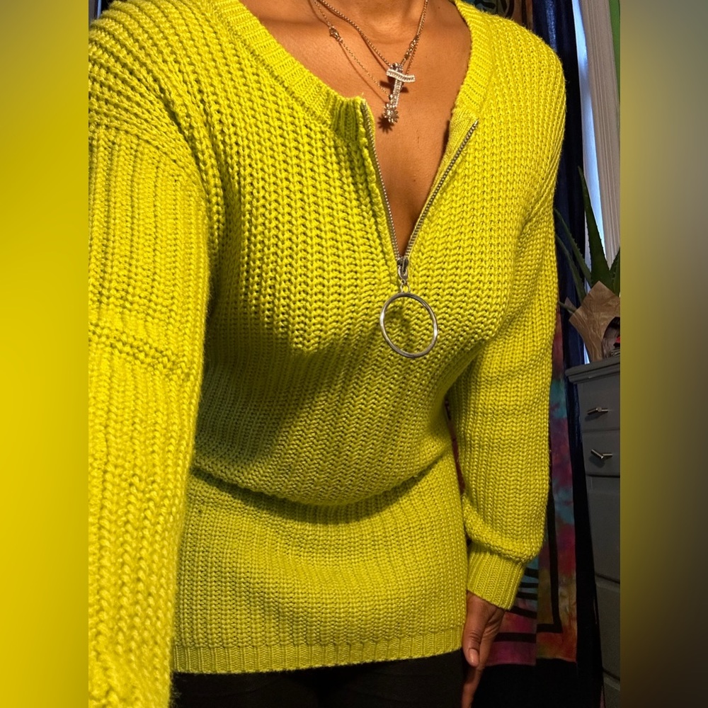 Cute knitted sweater with zipper centered